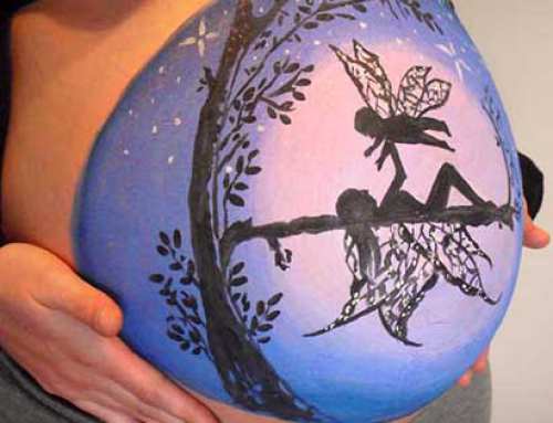 Pintando la tripa de mamá en su embarazo